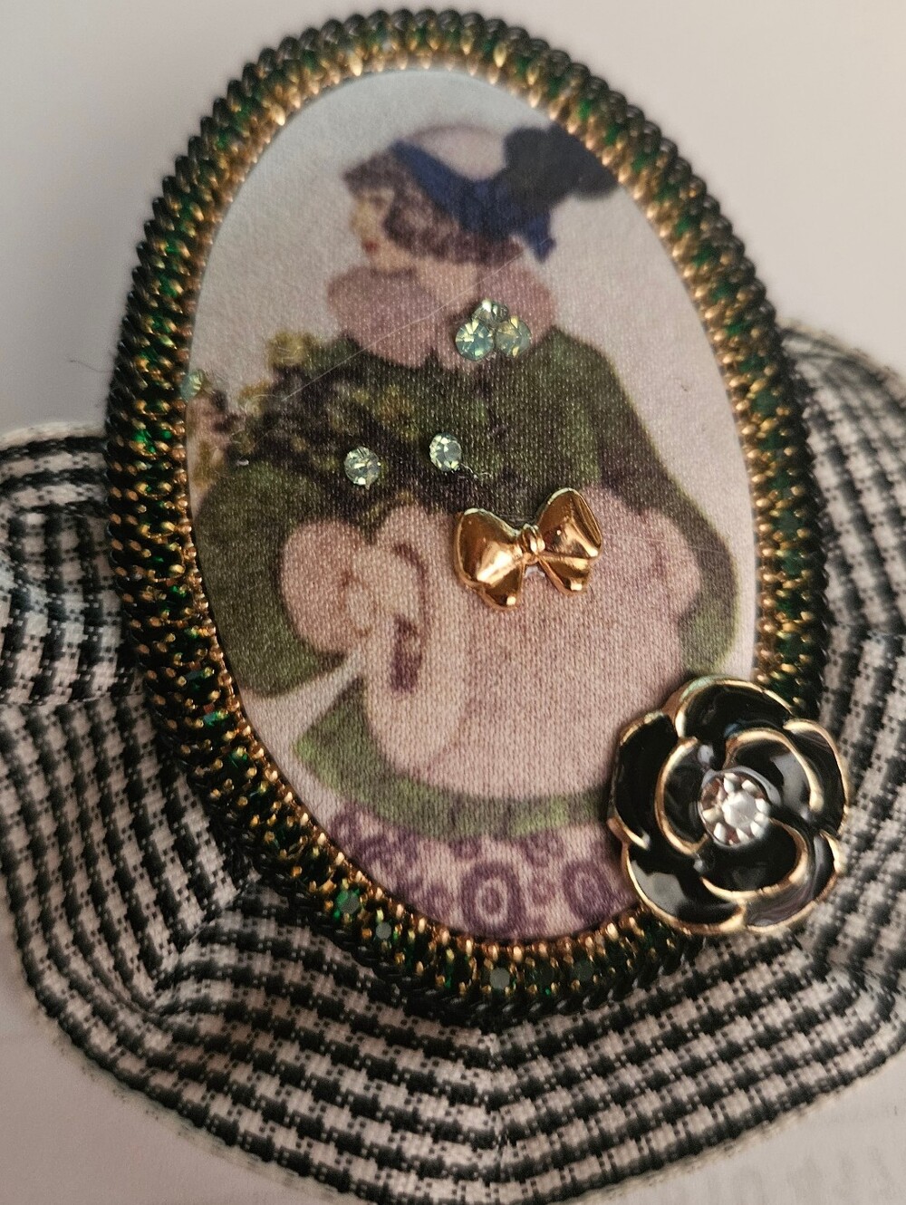 Vintage-Inspired Green & Gold Decorative Brooch - Women Accessories